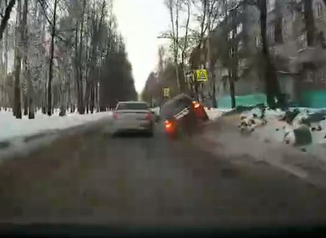В Рязани легковушка едва не перевернулась, зацепив сугроб на дороге