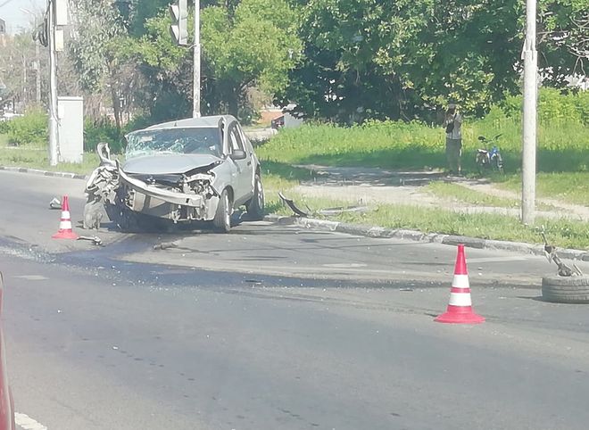 На Московском шоссе Renault Sandero влетел в опору ЛЭП, есть пострадавшие