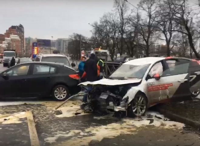 В Санкт-Петербурге автоледи устроила массовое ДТП во время тест-драйва