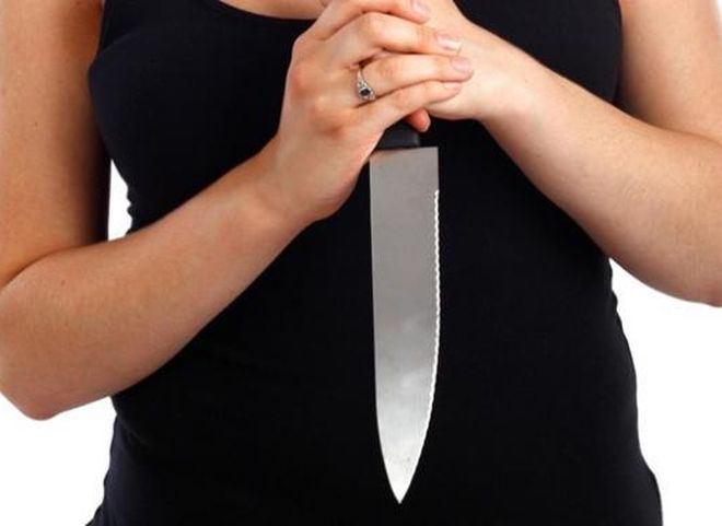 Рязанка порезала знакомого кухонным ножом и получила условный срок