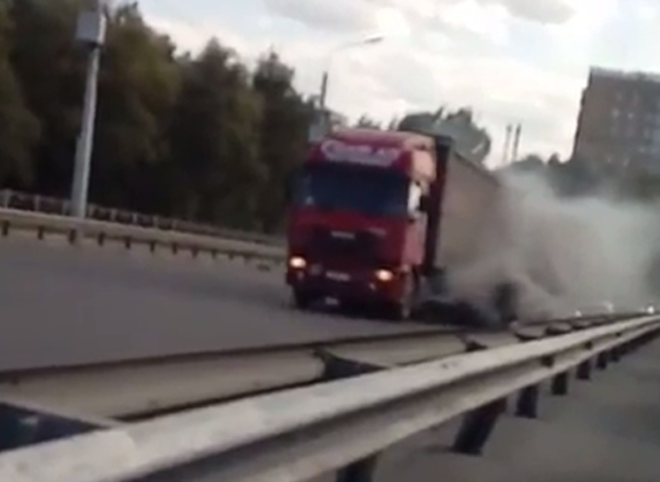 На Московском шоссе засняли «экологичную» фуру (видео)