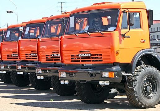 Продажи грузовиков в России упали вдвое