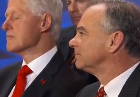 Клинтон уснул во время предвыборной речи жены (видео)