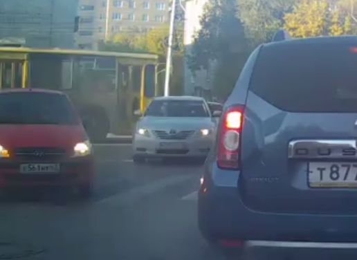 На улице Дзержинского троллейбус протаранил ВАЗ-2114 (видео)
