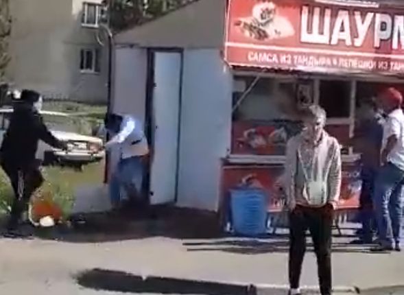 Обстрел продавца шаурмы в Недостоеве попал на видео