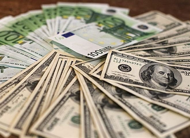 Курс доллара опустился ниже 57 рублей