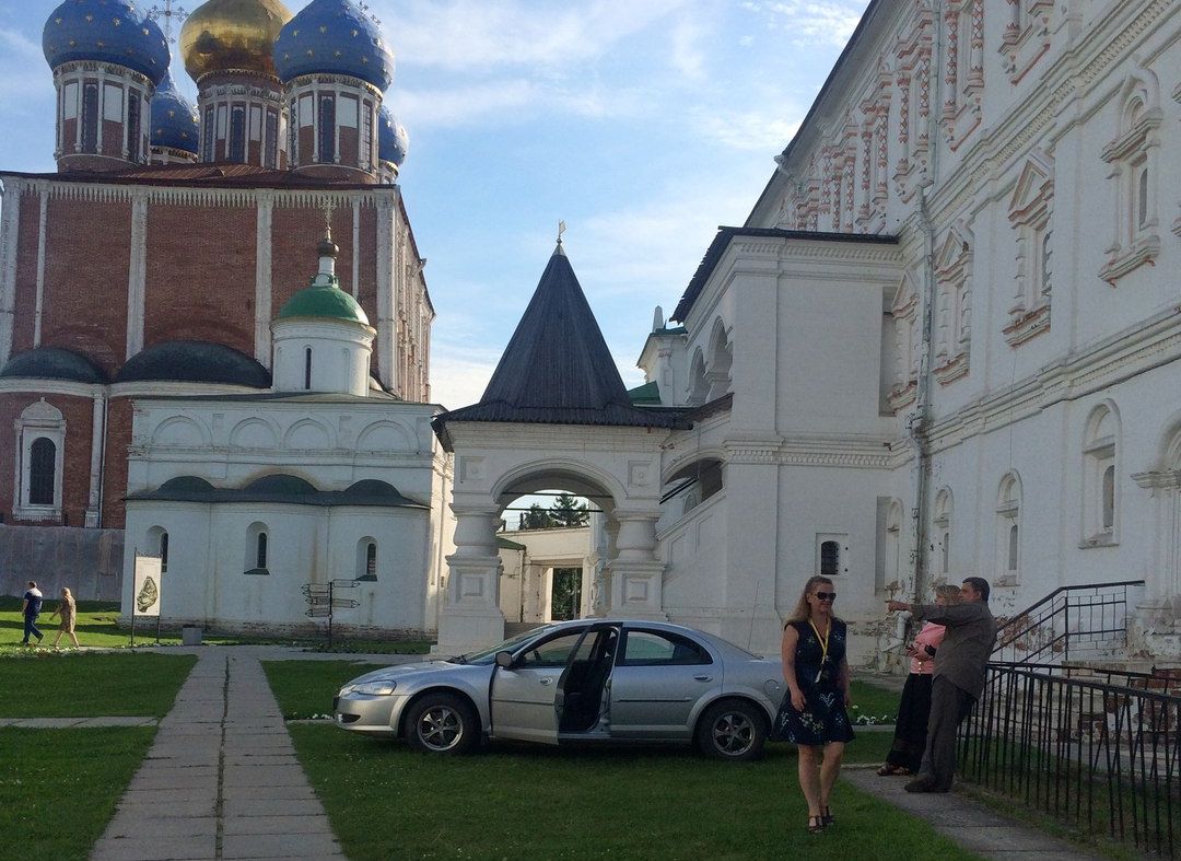 Фото: в Рязани водитель припарковался на газоне у Дворца Олега