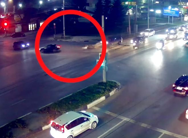 Видео: на Московском шоссе иномарка сбила мотоциклиста