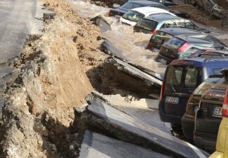 Из-за обвала грунта в Италии 20 машин провалились в яму