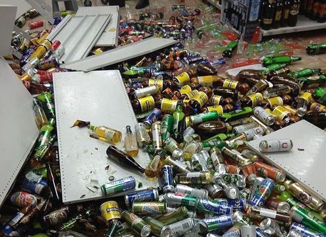 Момент обрушения полок с алкоголем в рязанском магазине попал на видео
