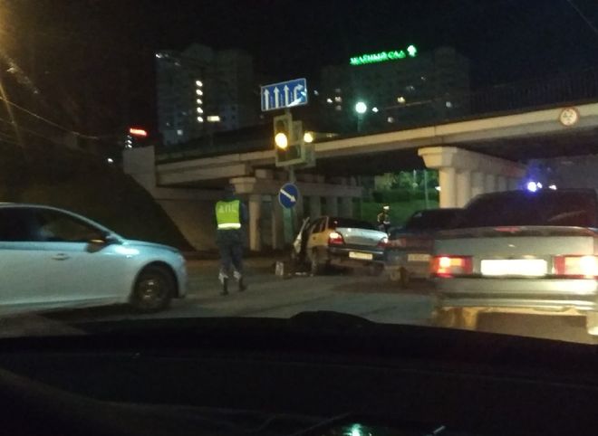 Ночью Daewoo влетел в светофор у путепровода на Вокзальной