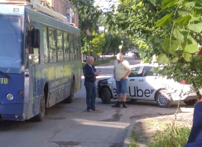 На улице Островского столкнулись такси и троллейбус