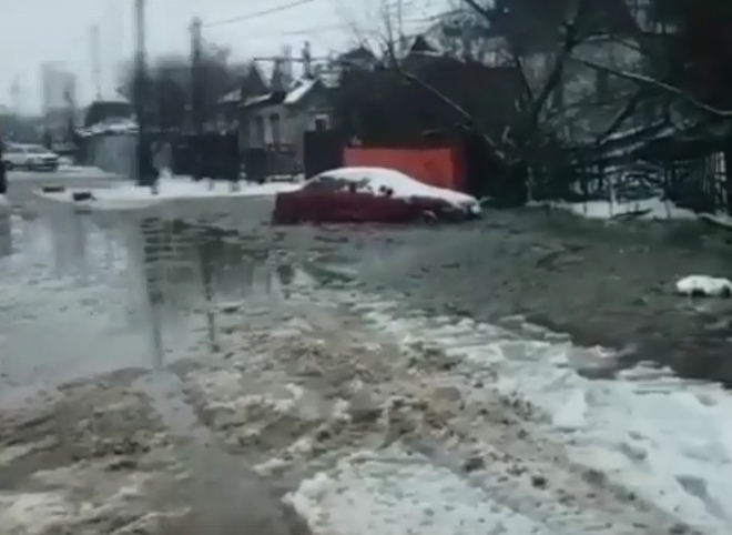 В Кальном затопило автомобили, припаркованные у домов рядом со строящейся школой