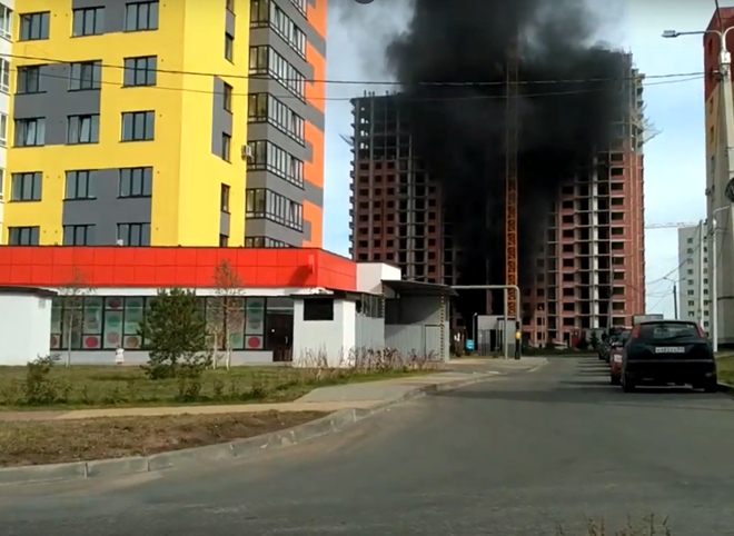 В Дашково-Песочне загорелась строящаяся многоэтажка (видео)