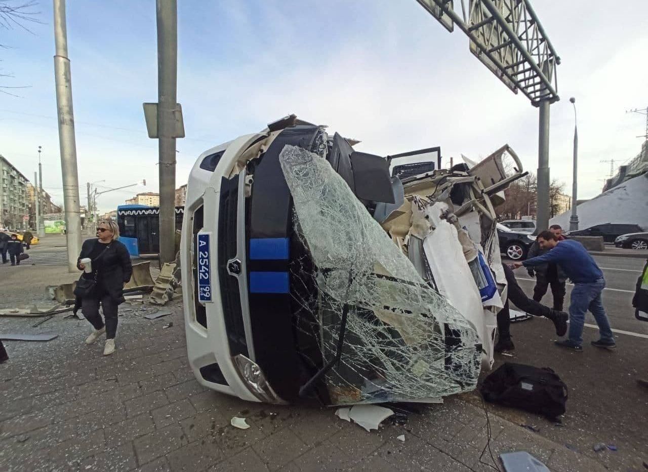 В центре Москвы перевернулся автозак с задержанными