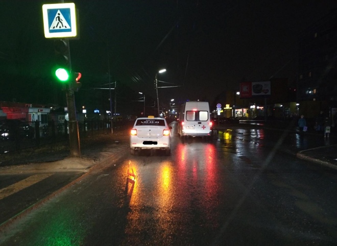 На улице Новоселов такси сбило женщину