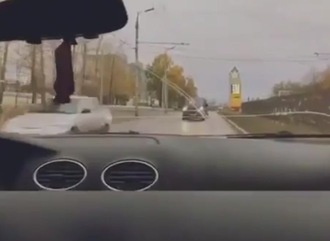 Видео от первого лица: на улице Зубковой водитель объезжает пробку по встречке