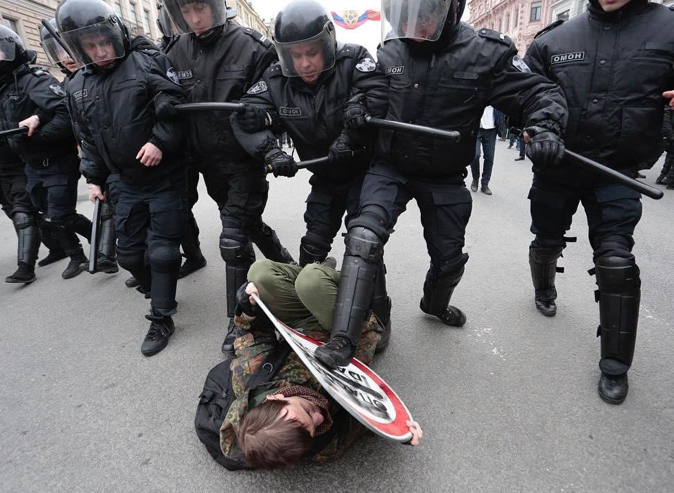 На массовых акциях протеста по всей России задержаны более 1300 человек