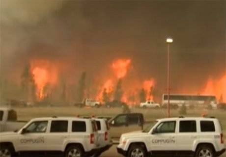 Из-за лесного пожара в Канаде эвакуированы 90 тысяч жителей (видео)