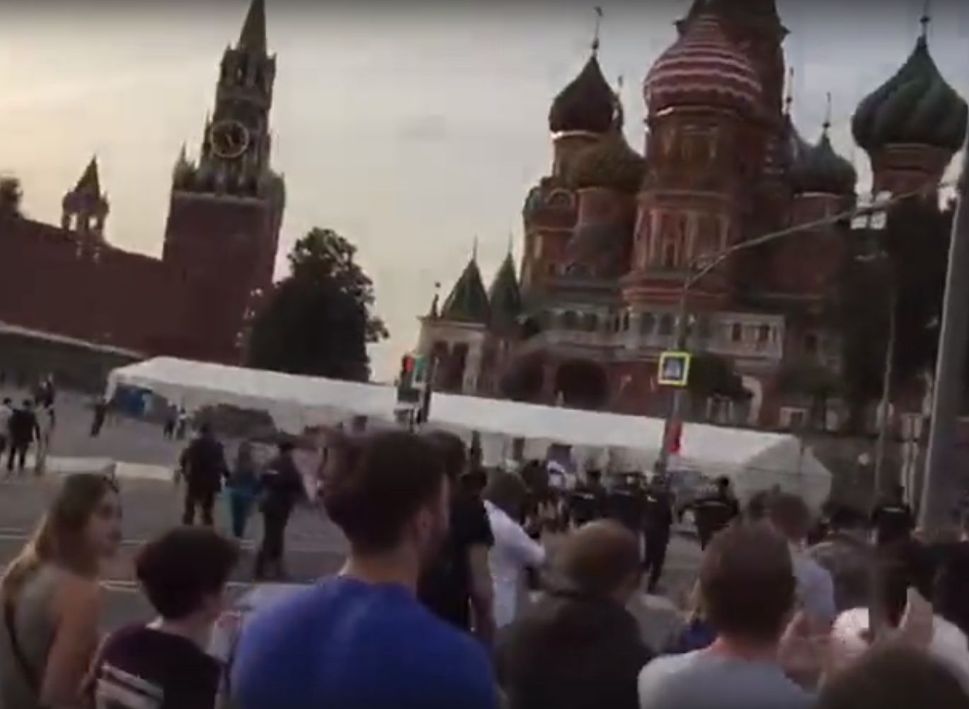 Участники акции протеста в Москве дошли до Кремля (видео)