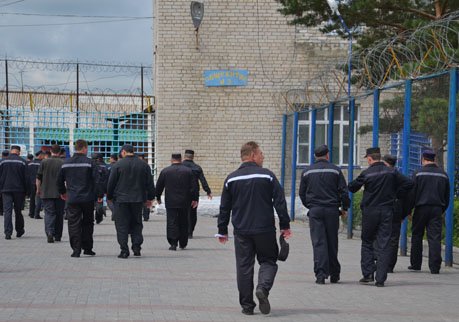 В Рязани заключенному грозит 12 лет за избиение охранника