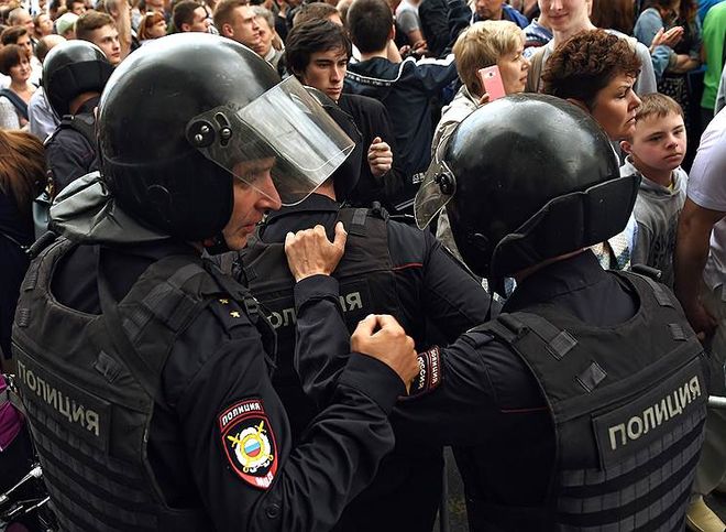 Сотрудник Росгвардии получил ожог глаз на акции протеста в Москве