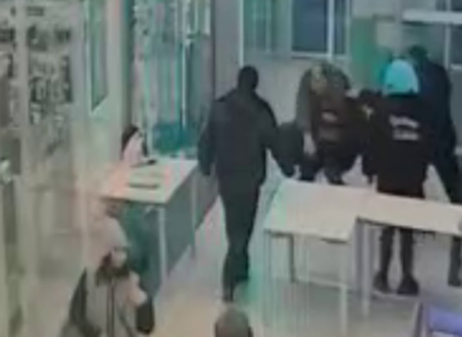 Появилось видео нападения посетителя на охранников в рязанском «Премьере»