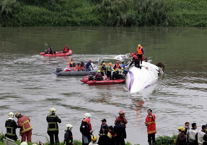 В Тайване число погибших в авиакатастрофе возросло до 12