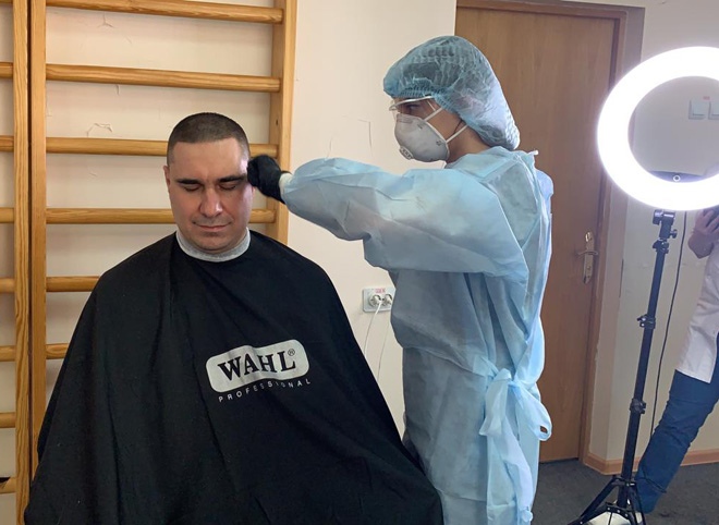 Врачи Рязанской ОКБ коротко подстриглись для борьбы с коронавирусом