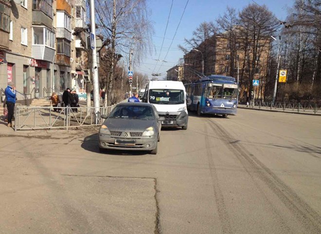 В Рязани столкнулись маршрутка и Renault, пострадали три человека