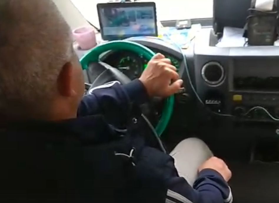Видео: в Рязани маршрутчик за рулем смотрит ролики на YouTube