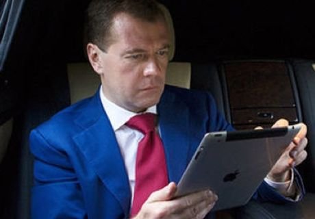 Медведев призвал развивать онлайн-образование в России