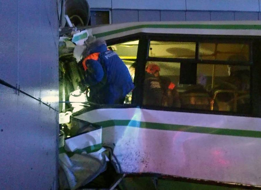 В Великом Новгороде автобус въехал в здание университета, двое погибли