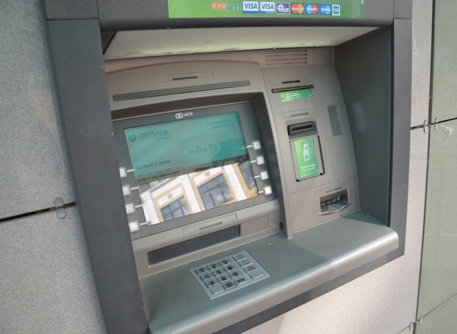 Банки запустят сервис для снятия денег с чужих карт
