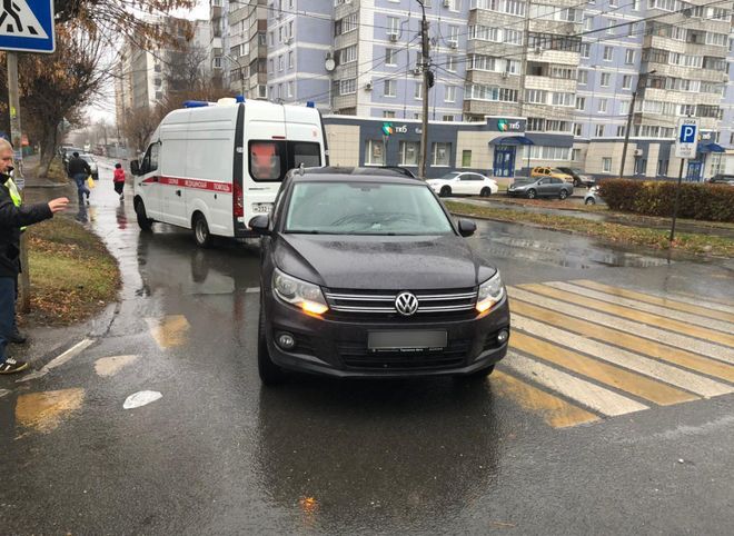 На улице Есенина Volkswagen сбил женщину