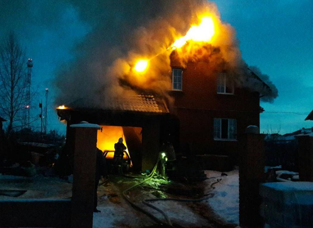 В Спасске вспыхнул дом многодетной семьи