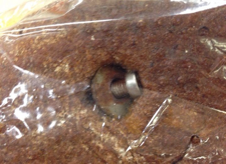 Рязанец обнаружил в хлебе из гипермаркета «Глобус» болт с шайбой
