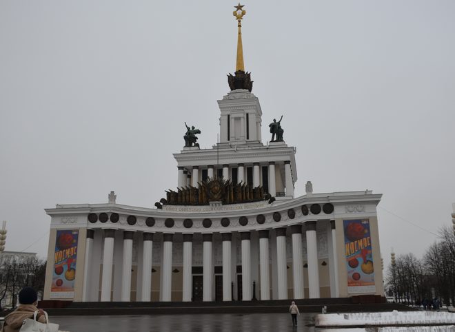 В павильоне ВДНХ заклеили даты, связанные с трагическими событиями в России