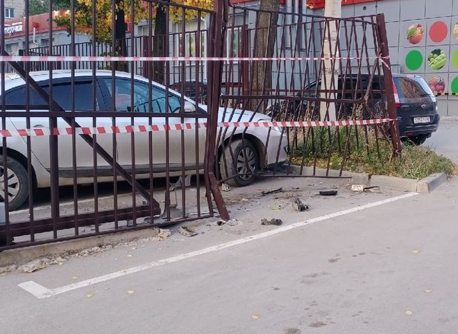 На улице Пугачева молодые люди на «Жигулях» влетели в забор