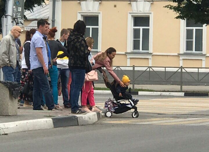 Фото: в центре Рязани женщина выставила коляску с ребенком на проезжую часть