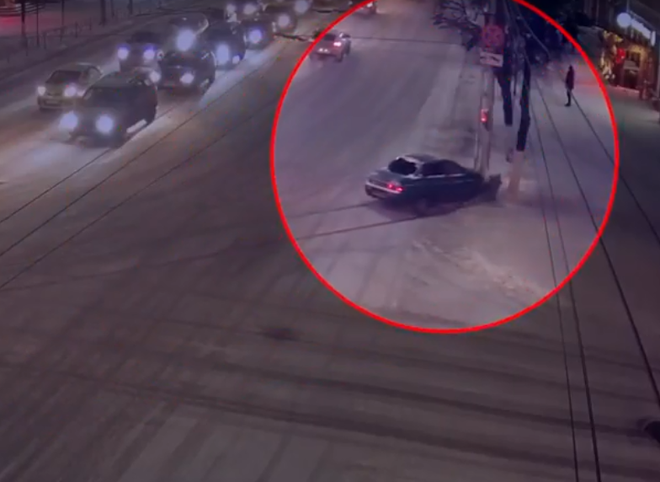 В центре Рязани водитель сбил урну и уехал с места аварии (видео)