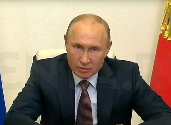 Путин потребовал начислять доплаты медикам за сам факт работы с больными COVID-19