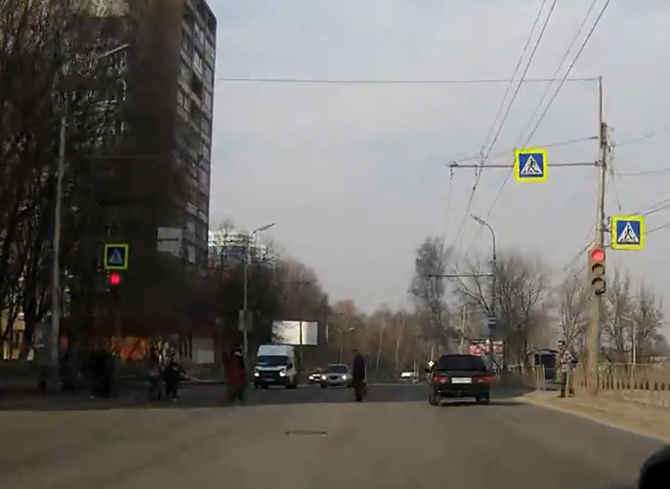 В Дашково-Песочне водитель едва не въехал в толпу пешеходов (видео)