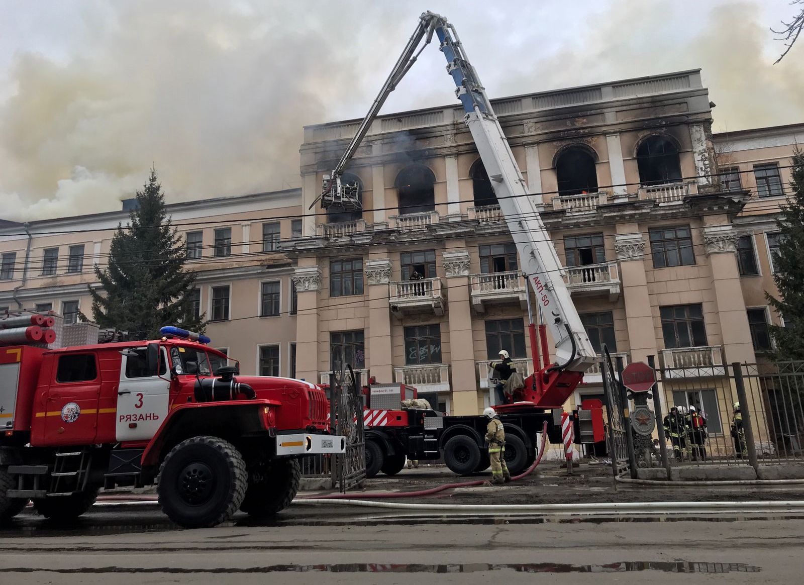 Пожар на улице Каширина тушат 15 расчетов