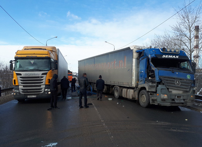 ДТП с двумя фурами парализовало движение на Южной окружной