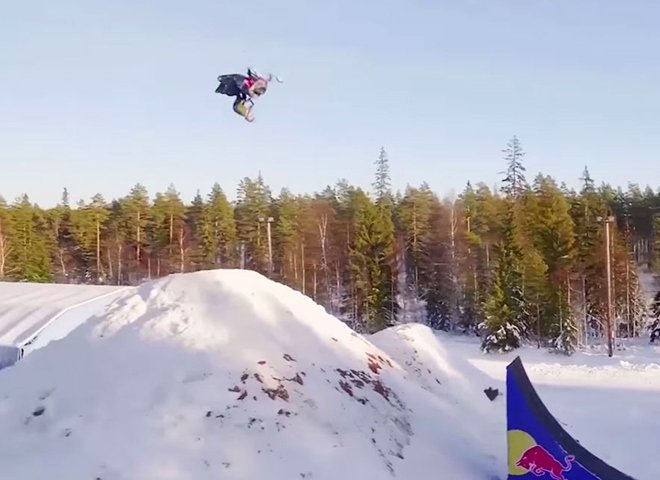 Шведский экстремал первым в мире сделал обратное сальто на снегоходе (видео)
