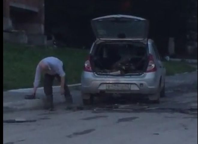 В Рязани засняли пенсионера, ремонтирующего дорогу