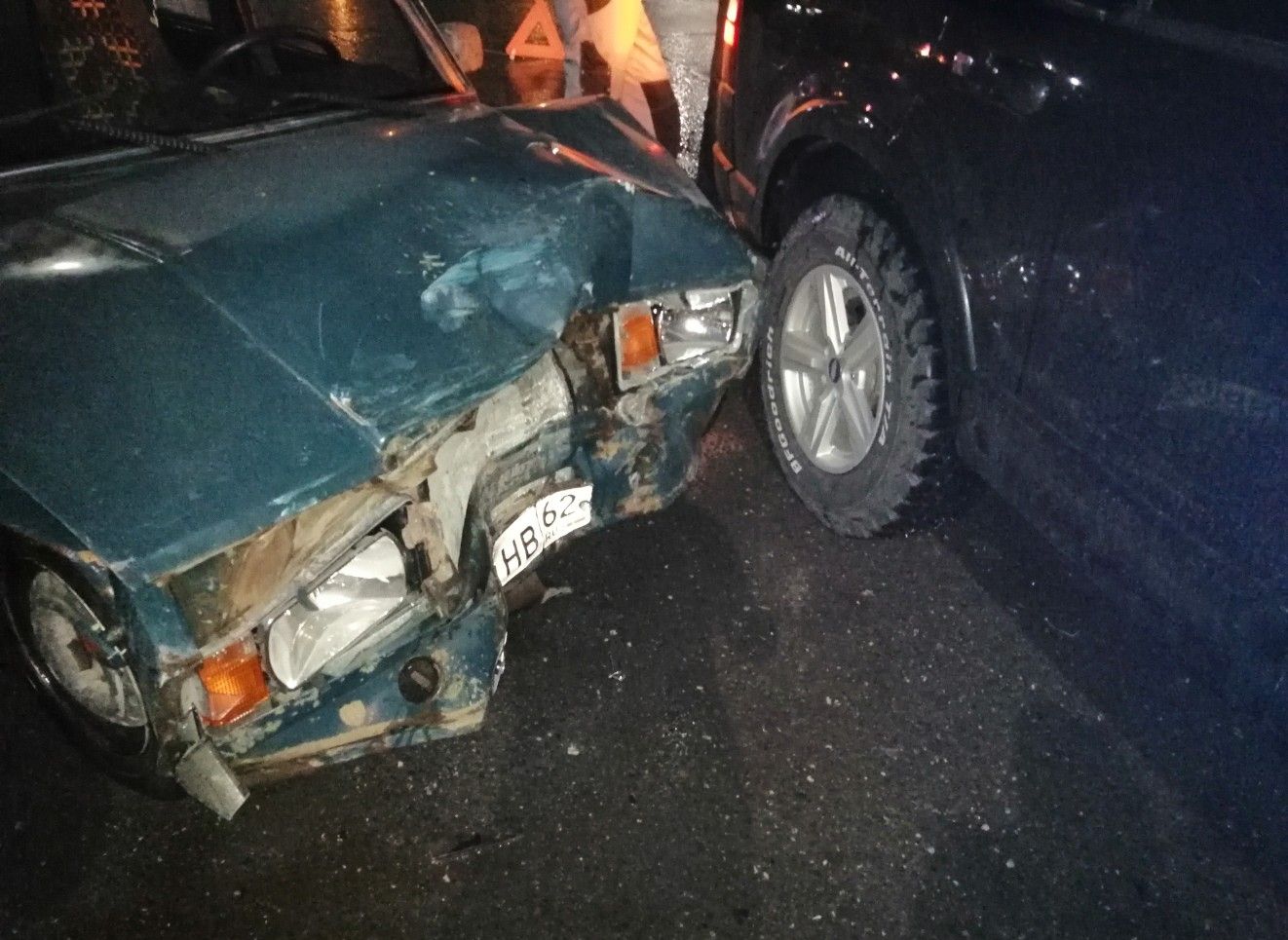 На парковке «Глобуса» 19-летний дрифтер на «Жигулях» врезался во внедорожник