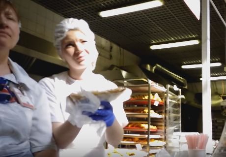 Рязанец устроил скандал в кулинарии «Ашана» (видео)