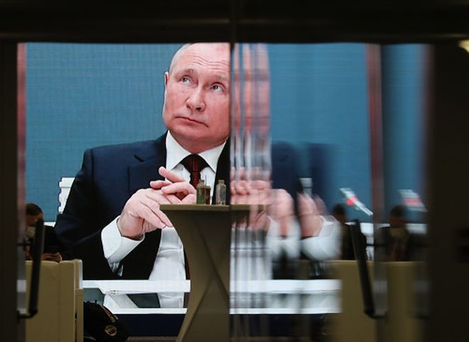 Песков рассказал, как Путин реагирует на теорию о своих «двойниках» 